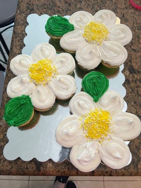 Flower Cupcake Cake, Deserts Cupcakes, Daisy Cupcakes, Sunflower Cupcakes, Pull Apart Cupcake Cake, Pull Apart Cake, First Birthday Cupcakes, Mothers Day Cupcakes, Cake Pulls