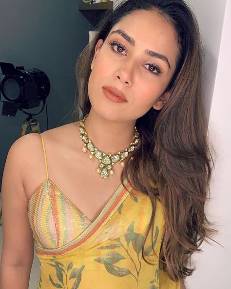 Mira Rajput has made our Sunday! - Mira Rajput puts the 'sun' in our day with a sunshine yellow saree and rainbow blouse - view pic - Bollywoodlife.com Mira Kapoor, Floral Sarees, Yellow Outfits, Mira Rajput, New Profile Pic, Hey Gorgeous, Yellow Outfit, Bra Types, Saree Dress