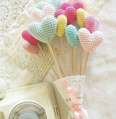 Crochet Hearts, Crochet Bouquet, Valentines Crochet, Easter Crochet, Crochet Heart, Crochet Diy, Crochet Flower Patterns, Love Crochet, Crochet Gifts