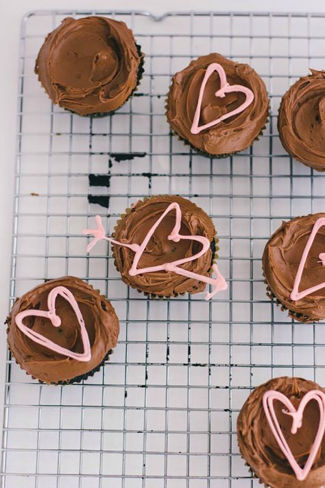 Chocolate Cupcake Toppers, Heart Shaped Food, Heart Cupcakes, Treat Toppers, Handmade Charlotte, Valentines Cupcakes, Valentines Day Food, Heart Decor, Valentine's Day Recipes