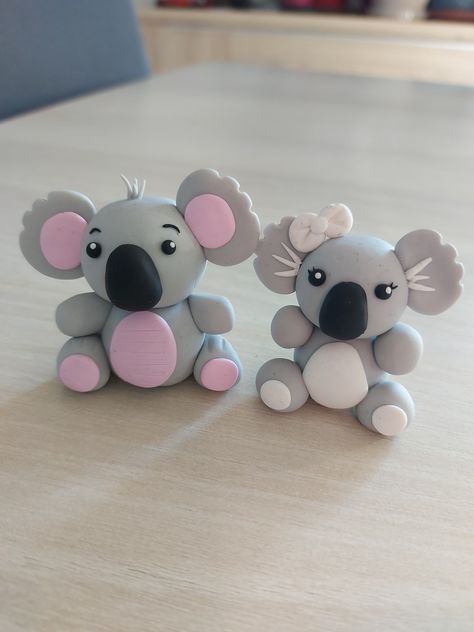 Easy Clay Ideas Animals, Plasteline Figures, Plasteline Ideas, Plastilina Ideas, Clay Koala, Kitsch Cake, Plasticine Ideas, Easy Clay Sculptures, Clay Crafts For Kids