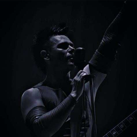 Rammstein Black And White, Rammstein Wallpapers, Richard Z Kruspe, Richard Kruspe, German Men, Man Alive, Dark Aesthetic, Black And White, Band