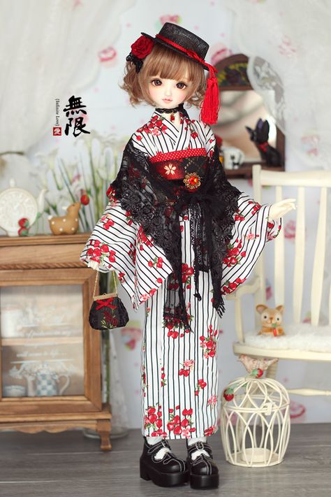 Kimono Doll, Japanese Traditional Clothing, Bjd Dolls Girls, Monster High Pictures, Kimono Outfit, Kimono Design, Chinese Art Girl, Beautiful Kimonos, Japanese Dolls