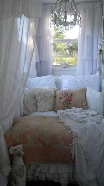 Chic Cabin, Decoration Shabby, Frosé, French Bedroom, Victorian Cottage, Bedroom Furnishings, Shabby Chic Bedroom, Shabby Chic Bedrooms, Romantic Bedroom