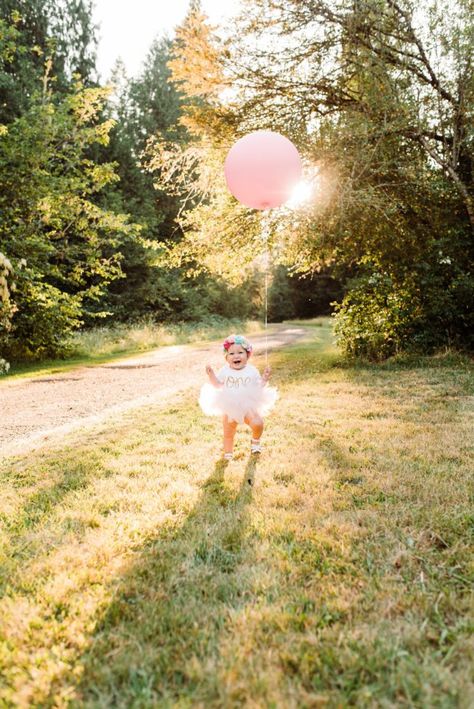 First birthday photo shoot at sunset with tutu's, flower crowns, and a giant pink balloon! #goldenhour #firstbirthday #sunsetphotos #tutu #flowercrown #firstbirthdayphotos Golden Photoshoot, First Birthday Photoshoot, One Year Pictures, Baby Birthday Photoshoot, First Birthday Photography, 1st Birthday Girl Decorations, Birthday Photo Shoot, 1st Birthday Pictures, First Birthday Photo