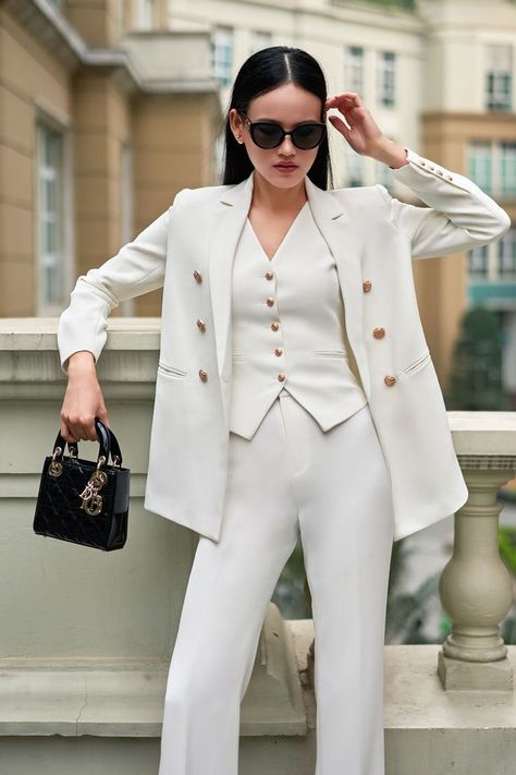 White Tuxedo suit for women Women Prom Suit, Suits For Women Prom, White Prom Suit, Womens 3 Piece Suit, Acting Headshots, Elegante Outfits, Wedding Tuxedo, Tuxedo Women, Elegant Outfit Classy