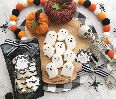 Bag Of Boos Cookies, Cookie Wrapping Ideas, Galletas Halloween, Halloween Sugar Cookies Decorated, Halloween Instagram, Cookies Halloween, Halloween Cookies Decorated, My First Halloween, Halloween Sugar Cookies