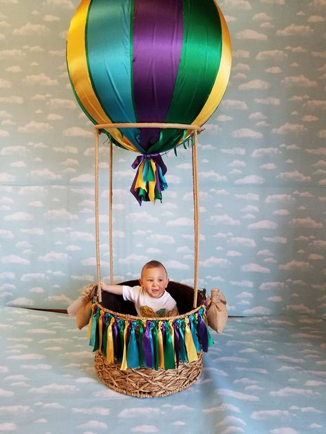 DIY 1st birthday party hot air balloon. Hot Air Ballon Diy, Hot Air Balloon Diy, Ballon Diy, Diy Hot Air Balloons, Frame Props, Balloon Pictures, Kids Graduation, Mini Mouse, 1st Birthday Party