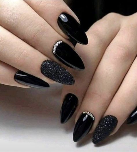 Oval Nails Designs, Black Stiletto Nails, Nails With Glitter, Black Nail Art, Stiletto Nails Designs, Vibrant Nails, Pretty Nail Designs, Pretty Nail Art Designs, Makijaż Smokey Eye