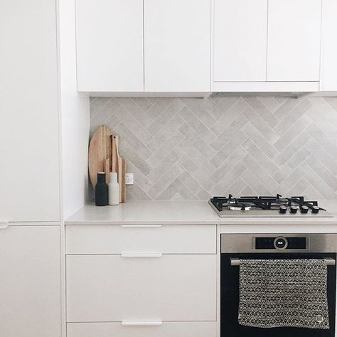 White Tile Splashback, White Kitchen Splashback Ideas, Modern Kitchen Splashbacks, Grey Splashback, Bejmat Tiles, White Kitchen Splashback, Kitchen Splash Back, Kitchen Splashback Tiles, Kitchen Backsplash Designs