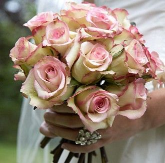 I like the coloring of these roses Vintage Rose Bouquet, Vintage Bridal Bouquet, Wanna Recreate, Vintage Bouquet Wedding, Wedding Flowers Roses, Vintage Wedding Flowers, Bridal Bouquet Fall, Rose Wedding Bouquet, Fall Wedding Bouquets