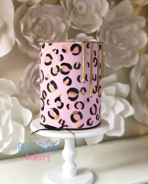 Learn how to paint this gorgoeus leopard print design with my youtube tutorial Leopard Cake Design, Leopard Print Cake Tutorial, Leopard Cake Ideas, Cheetah Print Birthday Cakes, Pink Leopard Print Cake, Cheetah Print Cake Ideas, Leopard Print Birthday Party Ideas, Leopard Cake Birthday, Leopard Print Cakes Ideas