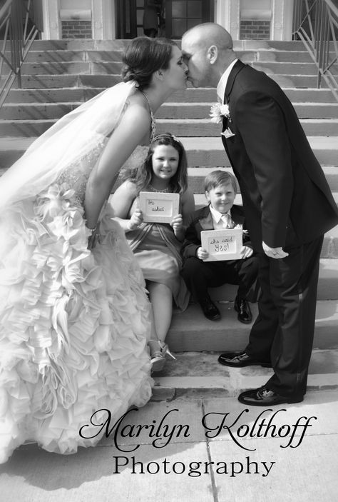 Reception Picture Ideas, Courthouse Wedding With Kids, Courthouse Pictures, Courthouse Photos, Wedding Courthouse, Court Marriage, Wedding Photo Idea, Wedding Photos Ideas, Lakehouse Ideas