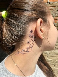 Leaves Behind Ear Tattoo, Behind Ear Floral Tattoo, Trippy Tattoo Ideas, Flower Neck Tattoo, Beautiful Spine Tattoos, Trippy Tattoo, Flor Tattoo, Spine Tattoo Ideas, Behind Ear Tattoos