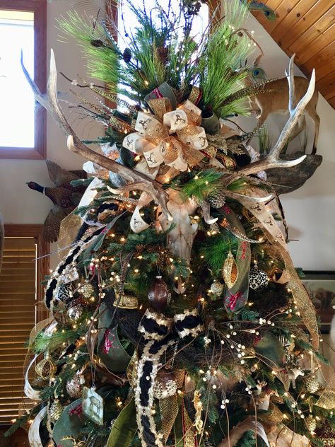 Christmas Tree With Deer Antlers, Hunting Lodge Christmas Tree, Hunters Christmas Tree Ideas, Duck Hunting Christmas Tree, Hunting Christmas Tree Ideas, Deer Horn Christmas Tree, Hunting Christmas Tree, Christmas Inn, Camp Christmas