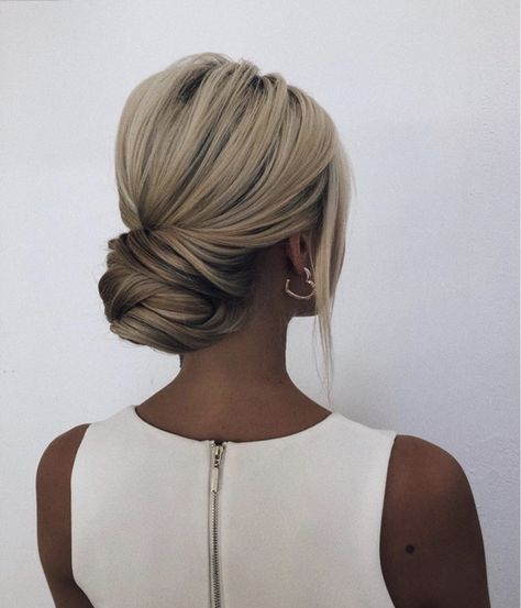 Wedding Buns Low, Wedding Hairstyles From The Front View, Old Hollywood Waves Wedding Hair, Classy Wedding Bun, Wedding Loose Bun, Modern Updo Wedding, Bridesmaid Hair Inspiration, Elegant Wedding Bun, Simple Bun Wedding Hair