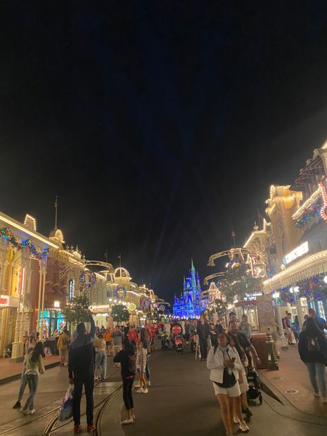 Magic Kingdom Aesthetic, Disneyland Night, Wdw Aesthetic, Disneyworld Aesthetic, Disney World Aesthetic, Disneyland Main Street, Disneyland World, Street At Night, Disney College Program