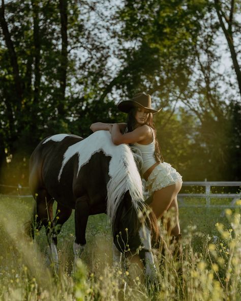 keep up with a cowgirl Cowgirl Birthday Photoshoot Ideas, Cowgirl Photoshoot With Horse, Western Inspired Photoshoot, Cowgirl Photoshoot Poses, Horse Photoshoot Ideas Outfit, Horse Riding Photoshoot, Western Photoshoot Ideas Cowgirl, Southern Photoshoot, Cow Photoshoot