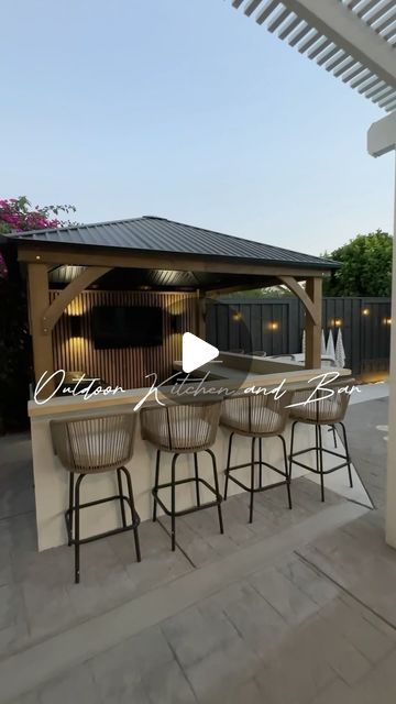 Kelly Thornhill McCampbell on Instagram: "DIY outdoor Kitchen and Bar! From a standard patio cover to an outdoor bar.   #diy #outdoorliving #outdoorkitchen #backyard" Outdoor Bar Diy, Modern Outdoor Bar, Outdoor Kitchen And Bar, Cabin Patio, Bar Diy, Outdoor Kitchen Bars, Outdoor Patio Bar, Patio Cover, Diy Bar