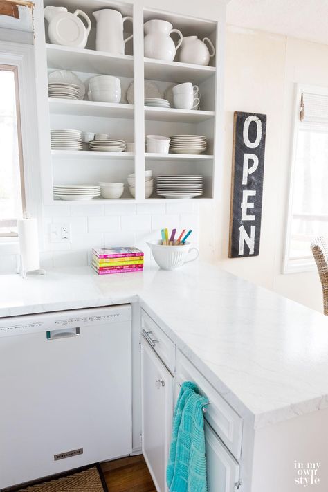 These counters are painted to look like marble...they're actually formica! Click for the tutorial! Giani Countertops, Countertop Transformations, Painting Kitchen Countertops, Outdated Kitchen, Kitchen Remodel Countertops, Faux Granite, Diy Kitchen Countertops, Kitchen Countertop Materials, Painting Countertops