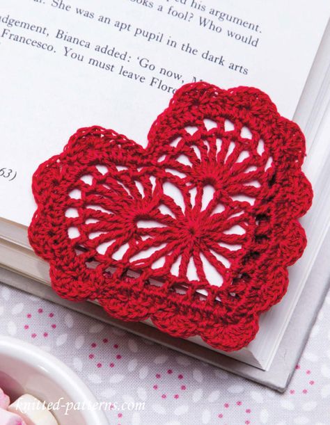 Heart bookmark crochet pattern free Marque-pages Au Crochet, Crocheted Heart, Bookmark Crochet, Penanda Buku, Crochet Bookmark Pattern, Heart Bookmark, Creative Juice, Crochet Heart Pattern, Confection Au Crochet