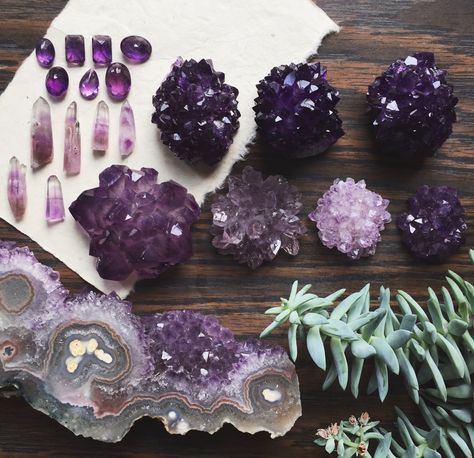 Witchcraft Halloween, Crystal Vibes, Crystal Aesthetic, Pretty Rocks, Crystal Magic, Crystal Meanings, Rocks And Gems, Crystal Grid, Purple Crystals