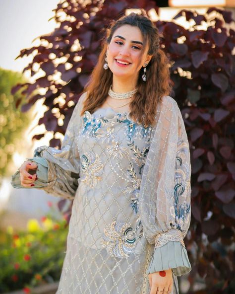 Sleeves Design For Kurtis, Pakistani Women Dresses, Latest Dress Design, Pakistani Fashion Party Wear, Indian Fashion Saree, Dress Design Patterns, Sleeves Designs For Dresses, Kurta Designs Women, Trendy Fashion Tops