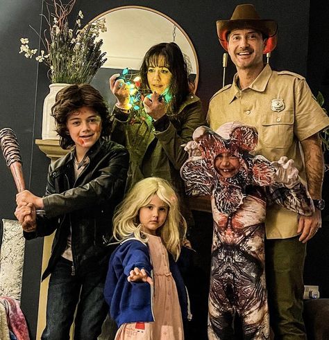 Stranger Things Family Costume #strangerthings #halloween #familyhalloweencostumes #halloweenmakeup #halloweencostume #halloweencostumeideas #familycostumeideas Family Stranger Things Costume, Stranger Things Family Costume, Family Group Costumes, Stranger Things Family, Stranger Things Costume, Mom Things, Halloween Family, Group Halloween Costumes, Family Halloween Costumes