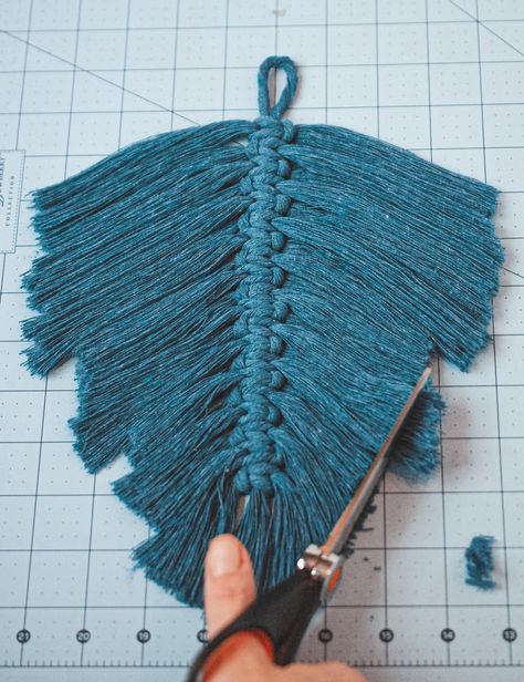 Large Macrame Feather Diy, How To Make Yarn Feathers, How To Make Macrame Feathers, Macrame Templates, Yarn Feathers Wall Hangings, How To Make Feathers Out Of Yarn, How To Make Feathers, Macrame Feathers Diy, Macrame Ideas Diy