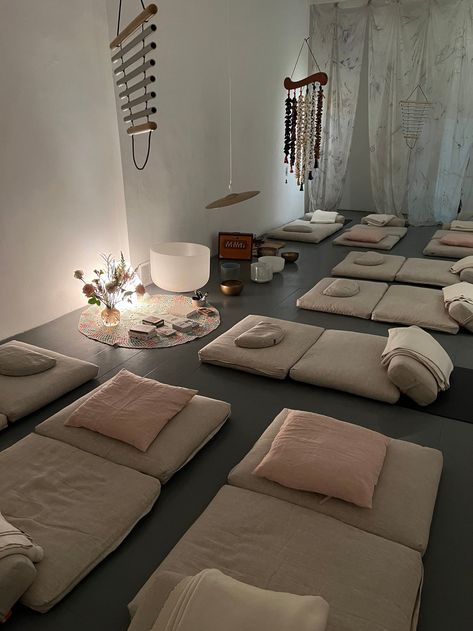 Room Ideas Beachy, Healing Room Ideas, Community Circle, Aesthetic Work Desk, Meditation Room Design, Sala Yoga, Room Inspo Aesthetic, Massage Room Decor, Studio Vibes