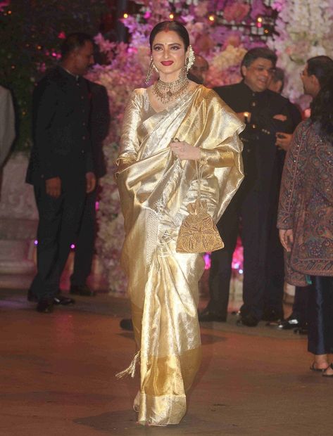 Rekha Saree Collection, Rekha Saree Look, Rekha In Saree, Gold Saree Bride, Golden Saree Look, Rekha Style, Golden Sari, Rekha Saree, Rekha Ji