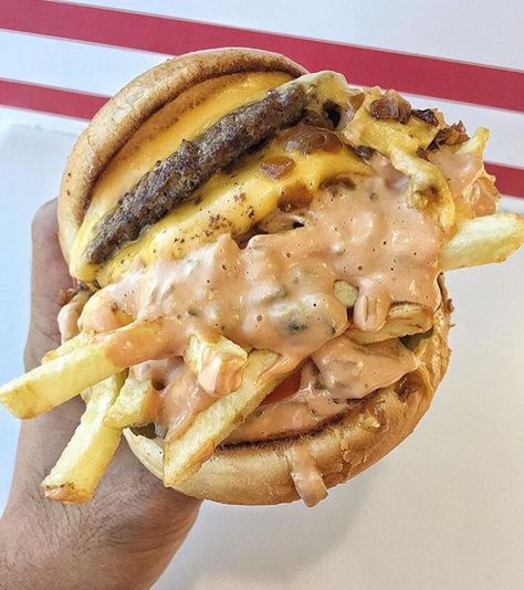 In'N'Out burger with animal style fries inside. Future Chef, Food Goals, Food Obsession, Pretty Food, Food Cravings, Double Tap, I Love Food, Cute Food, Junk Food