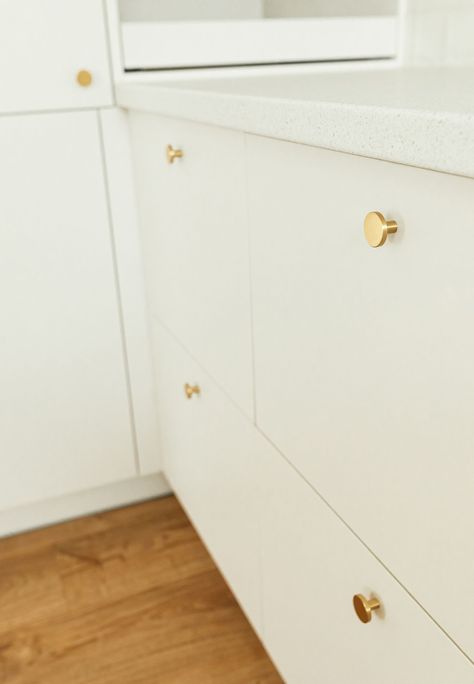 Gold knobs on white cabinet doors create a stunning contrast that adds a touch of elegance and sophistication. The combination of lustrous gold against acrisp white backdrop draws attention and highlights the cabinet hardware as a focal point. This contrast makes the cabinet doors stand out and elevates the aesthetic of a kitchen. #knobs #brass #gold #cabinets #hardware #interiordesign #amazon #diy #homeimprovement #design Brushed Brass Kitchen Hardware White Cabinets, Gold Knobs White Cabinets, Brass Kitchen Hardware White Cabinets, White Kitchen Gold Hardware, Brushed Brass Kitchen Hardware, Kitchen Hardware White Cabinets, Gold Cabinet Knobs, White Kitchen Units, Rounded Kitchen Cabinets