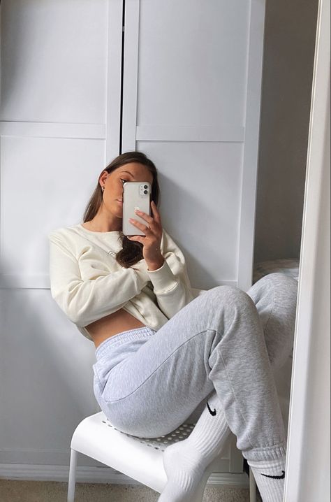 Light Gray Sweatpants Outfit, Ideje Za Slikanje, Light Grey Sweatpants Outfit, Gray Joggers Outfit, Dark Grey Sweatpants Outfit, Grey Joggers Outfit, Outfits With Grey Sweatpants, Outfits With Sweats, Grey Trackies