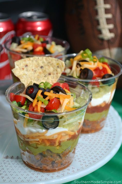 Get Game Day Ready with Touchdown Taco Cups 7 Layer Dip Cups, Super Bowl Essen, 7 Layer Dip, Football Party Foods, Taco Cups, Healthy Superbowl Snacks, Bowl Party Food, Football Snacks, Layer Dip