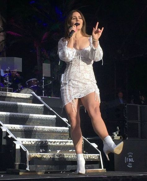 Lana Rey, Mommy Dearest, Lana Del Ray, Fashion Icons, Famous Women, Female Singers, The Duff, Outfits Ideas, On Stage