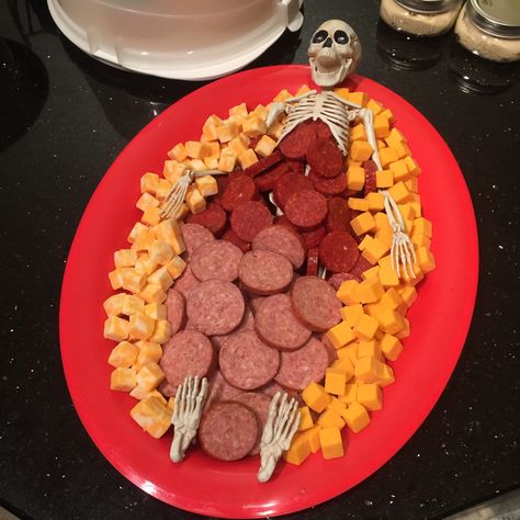 Skeleton meat and cheese tray. Perfect for a Halloween dinner! Accomplished 10/19 Diy Horror, Halloween Potluck, Horror Themed Party, Meat And Cheese Tray, Halloween Charcuterie, Halloween Food Appetizers, Halloween Party Snacks, Easy Halloween Food, Halloween Food Treats