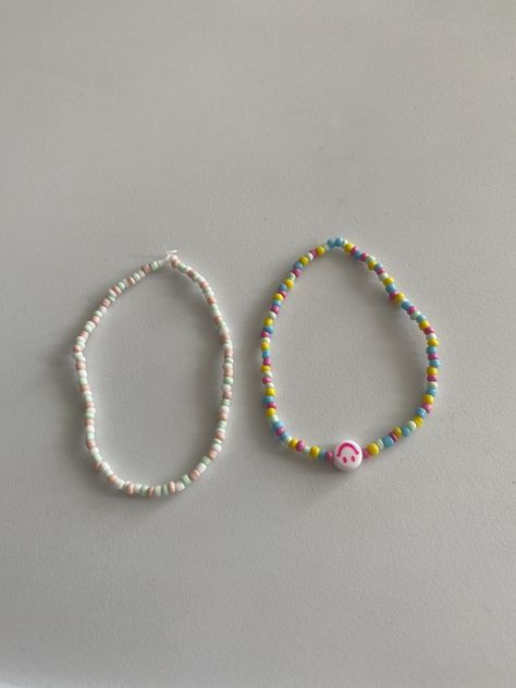 Seed bead bracelets Aesthetic Seed Bead Bracelets, Glass Seed Bead Bracelet Ideas, Small Beaded Bracelets Diy, Seed Bead Bracelets Ideas, Small Bead Bracelets Ideas, Seed Bead Bracelet Ideas, Buissnes Ideas, Seed Beaded Bracelets, Accesorios Aesthetic