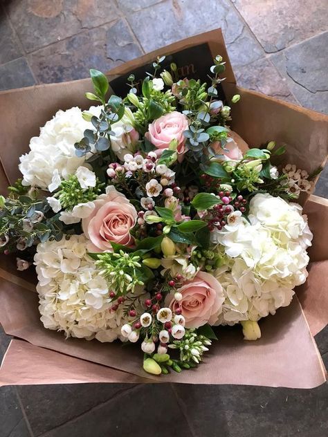 Blog post on what mums want for mother's day. Big Flower Bouquet, Florist Bouquets, Mixed Flower Bouquet, Florist Ideas, Big Bouquet, Copper Paper, Flower Mix, Hydrangea Bouquet, Flowers Bouquet Gift