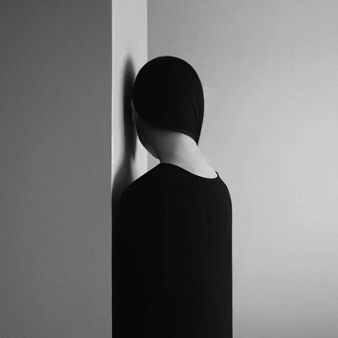 The Minimalist B&W Self-Portraits of Noell Oszvald Rodney Smith, Minimalist Portrait, Minimal Photo, Concept Photography, Minimal Photography, Figure Photography, Music Artwork, Minimalist Photography, Fade To Black