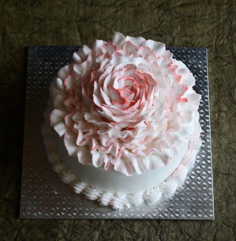 Cake Decoration At Home, Cream For Cake, Make Whipped Cream, How To Pipe Roses, Cake With Whipped Cream, Whipped Icing, Decorate Cake, Frosting Flowers, Special Birthday Cakes