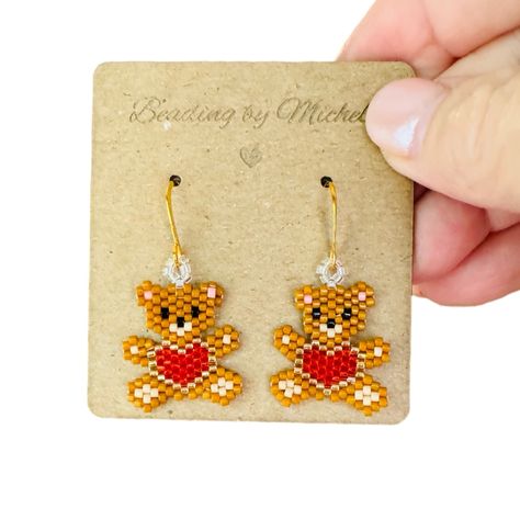 For Your Viewing Is This Sweet Pair Of Teddy Bear Earrings, Handcrafted Using The Brick Stitch Technique With Shiny Miyuki Delica Beads. Each Earring Is Reminiscent Of The Love And Care Of A Teddy Bear, Making Them A Perfect Gift For Her Or A Special Little Girl In Your Life. The Mini Earrings Are Incredibly Lightweight, Ensuring Optimum Comfort With Dazzling Shine As They Tastefully Hang From Your Earlobes. They Hang From Simple Gold Color Fishhook Earring Wires. A Heartfelt Gift To Express You Beaded Earring Pattern, Stitch Teddy Bear, Beaded Christmas Earrings, Bead Brick Stitch, Heart Beaded Earrings, Beaded Bear, Stitch Teddy, Brick Stitch Beading, Brick Stitch Pattern Earring