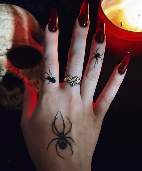 Black Widow Tattoo, Hand Tatto, Vampire Tattoo, Artsy Tattoos, Horror Make-up, Goth Tattoo, Scorpio Tattoo, Hand And Finger Tattoos, Hand Tats