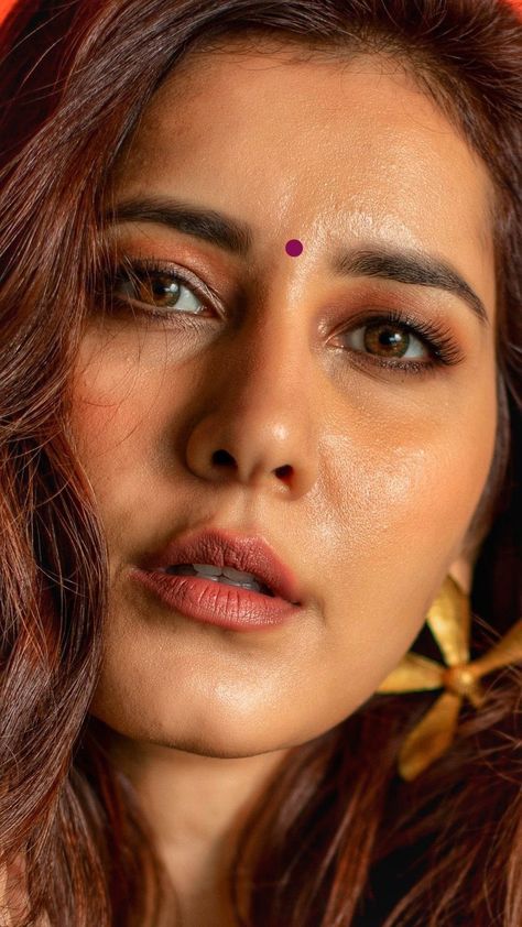 Raashi Khanna Hot Look, Rashi Khanna Hd Wallpaper, Raashi Khanna, Rashi Khanna, Close Up Faces, Galaxy Images, Actress Hairstyles, Grace Beauty, Money Images