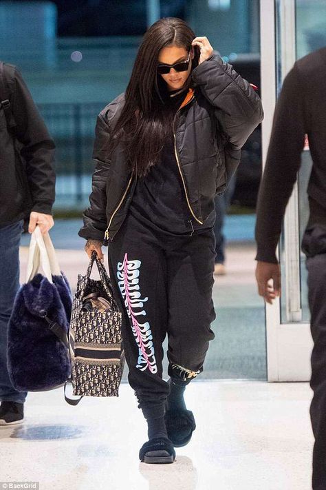 Accessories: She carried a Fendi bag with her own name on it and played a cool figure in a set of retro sunglasses Rihanna Street Style, Looks Rihanna, Rihanna Outfits, Rihanna Looks, Rihanna Style, Streetwear Mode, Puffy Coat, Rihanna Fenty, Chill Outfits