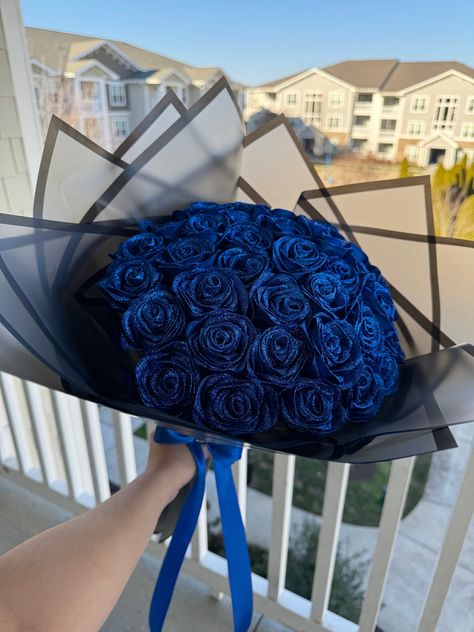 Beautiful bouquet of roses made with silk ribbon and additional glitter that makes it look perfect! Available for you to surprise your loved one with this detail that will last their entire life. Blue Flowers Bouquet For Men, Cute Rose Bouquet, Eternal Rose Bouquet For Men, Bouquet Royal Blue, Roses Blue, Blue Glitter Roses, Flowers Out Of Ribbon, Flower Blue, Flower With Ribbon