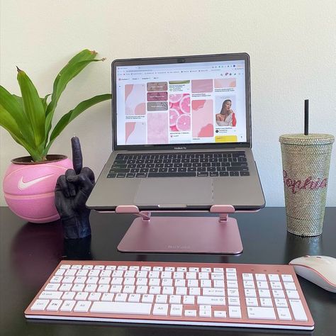 adorable pink desk Pink Wfh Setup, Girly Computer Setup, Setup Rosa, Work From Home Setup, Simple Pink Desk Setup, Work From Home Aesthetic, Imac Desk Setup Aesthetic Pink, Work From Home Set Up, Pink Monitor Pc