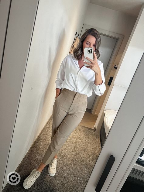 Kakis Pants Outfit Women Style, Casual Beige Pants, Khaki Pants Outfit Women, Cream Pants Outfit, Beige Pants Outfit, Buisness Casual Women, Elegant Outfit Ideas, Khaki Pants Outfit, Pants Outfit Work