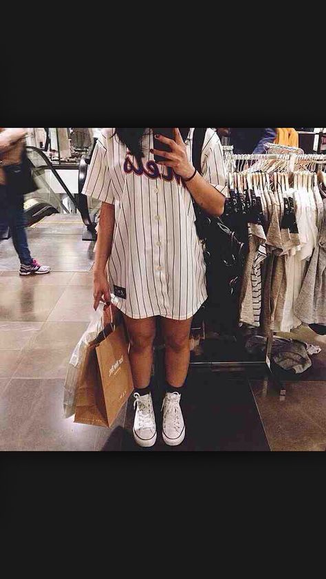 Baseball jersey & White converse Yankees Jersey Outfit, Yankees Outfit, Yankees Jersey, Ropa Hip Hop, Jersey Party, Look Formal, Woman Casual, Jersey Outfit, Outfits With Converse