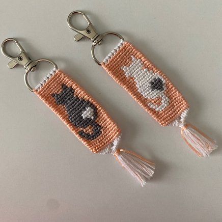 Alpha Keychain Pattern Easy, Alpha Bracelet Pattern Keychain, Cat Bracelet Pattern, Cat Friendship Bracelet Pattern, Alpha Patterns Keychain, How To Do Alpha Patterns, Alpha Keychain Pattern, Cat Alpha Pattern, Alpha Pattern Keychain